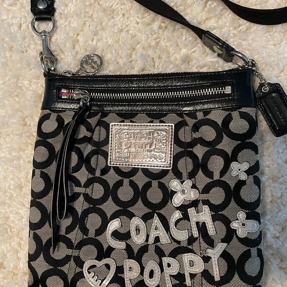 Coach Poppy Swingpack Black Gray Crossbody Adjust Strap Zipper Bag Purse op art - Picture 11 of 11